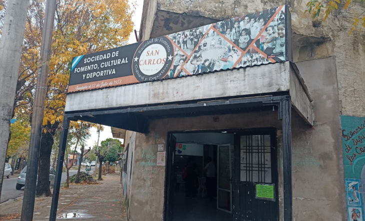Vecinos reunidos en la Sociedad de Fomento del barrio San Carlos