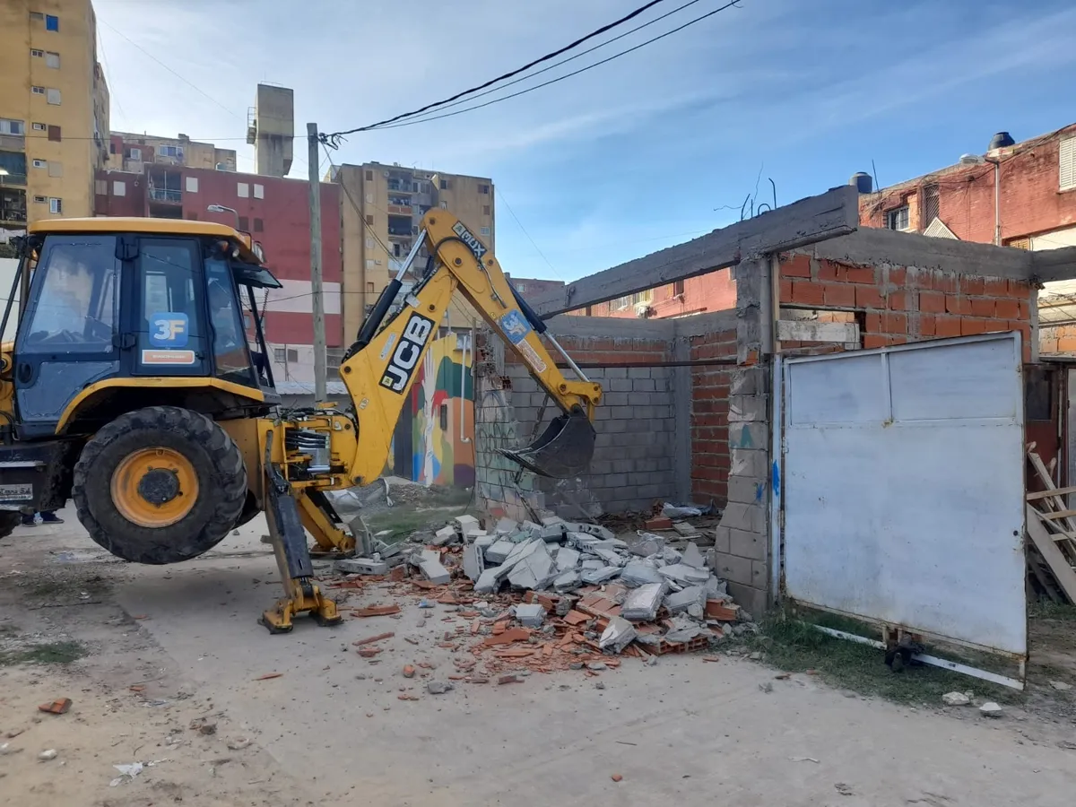 Obra en construcción con grúas y andamios