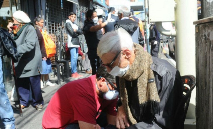Persona mayor contando billetes en una mesa