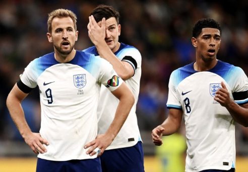 Jugadores de la selección inglesa entrenando con equipamiento deportivo