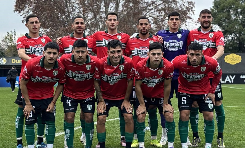 Jugadores de Deportivo Laferrere celebrando un gol en el partido ante Comunicaciones