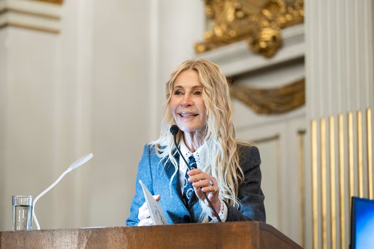 Cris Morena sonriendo durante el acto en el Salón Dorado de la Legislatura porteña