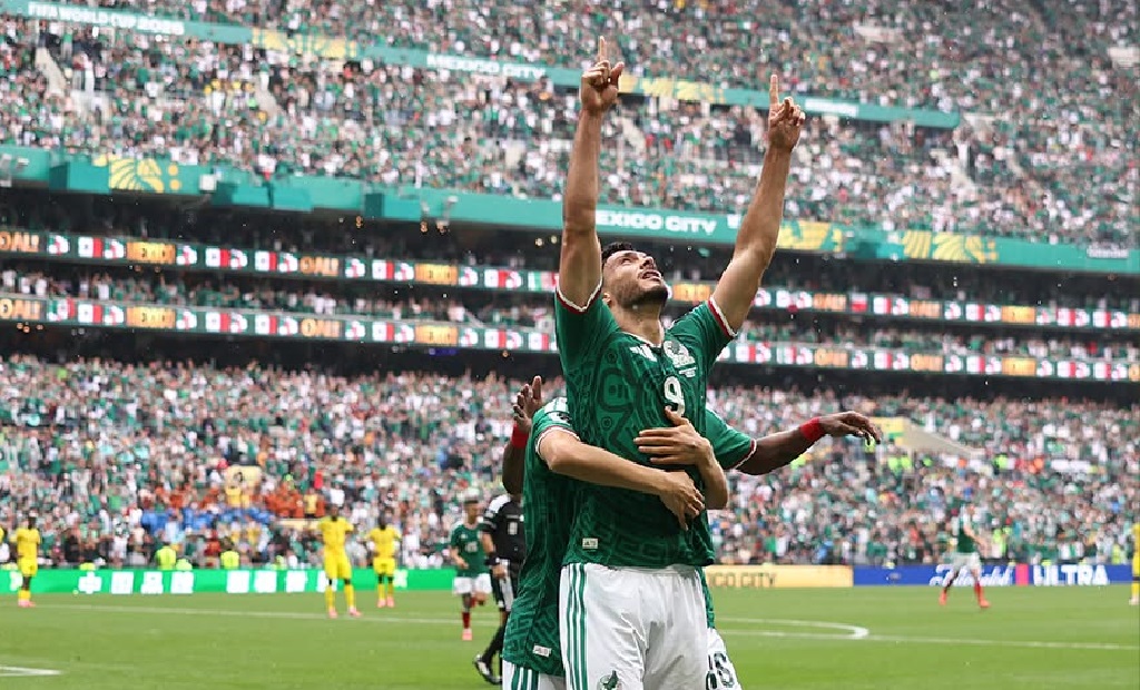 Raúl Jiménez celebra un gol señalando el cielo en el Estadio Azteca