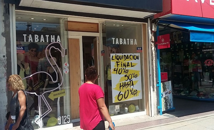 Gráfico de barras con tendencia a la baja representando caída de ventas minoristas