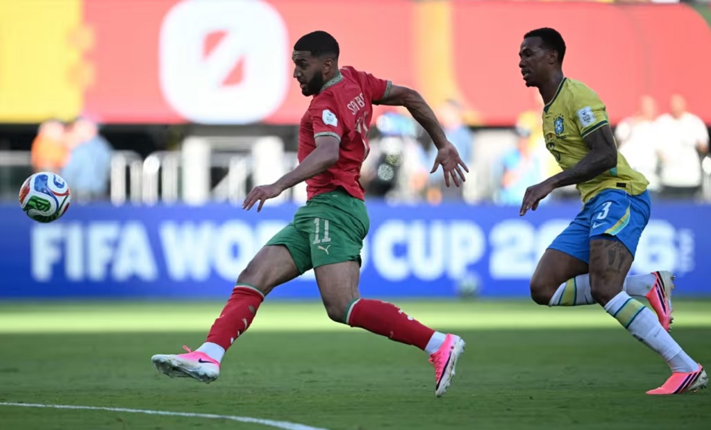Jugadores de Brasil y Marruecos disputando el balón en un partido de fútbol