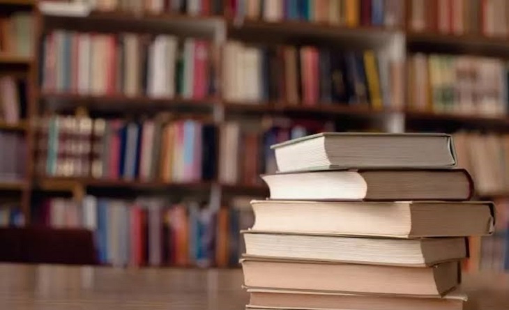 Libros abiertos y cerrados sobre una mesa