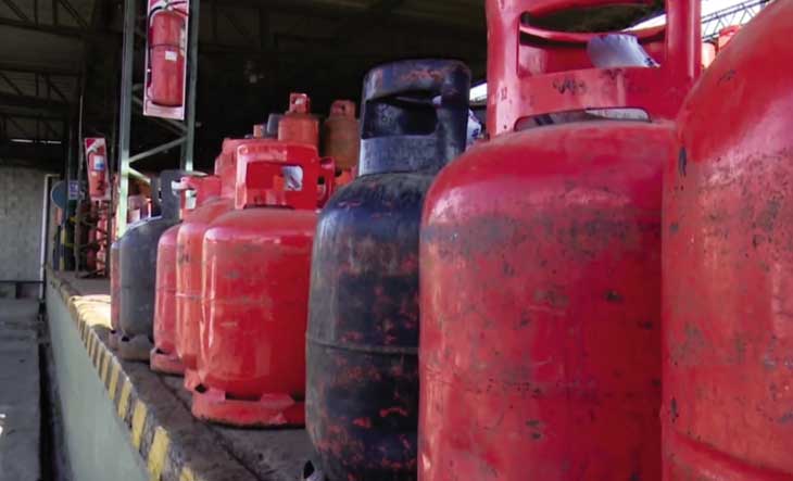 Garrafa de gas junto a una estación de servicio en La Matanza