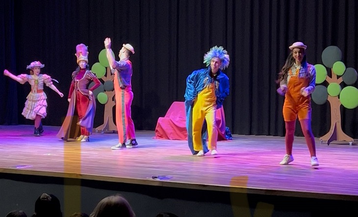 Escenario del Teatro Universidad con decoración de la obra Canciones y cuentos de María Elena Walsh