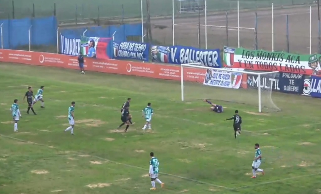 Partido de fútbol entre Sportivo Italiano y Excursionistas en Ciudad Evita