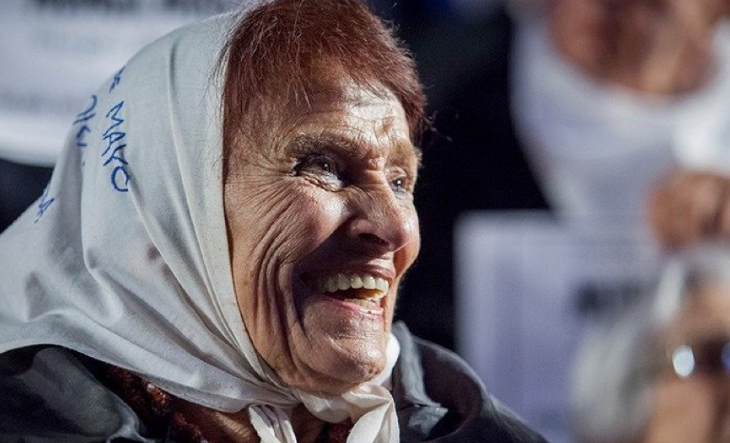Taty Almeida, presidenta de Madres de Plaza de Mayo Línea Fundadora, en una marcha