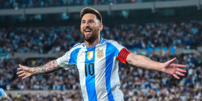 Jugadores de la Selección Argentina en el campo de juego con la camiseta albiceleste