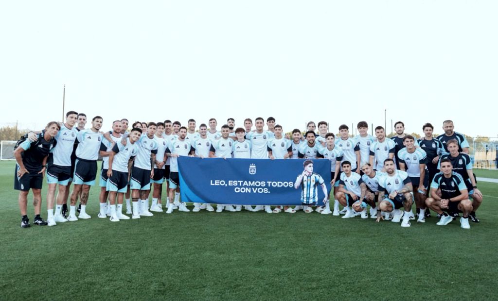 Jugadores de la Selección argentina en el campo de juego con la camiseta albiceleste