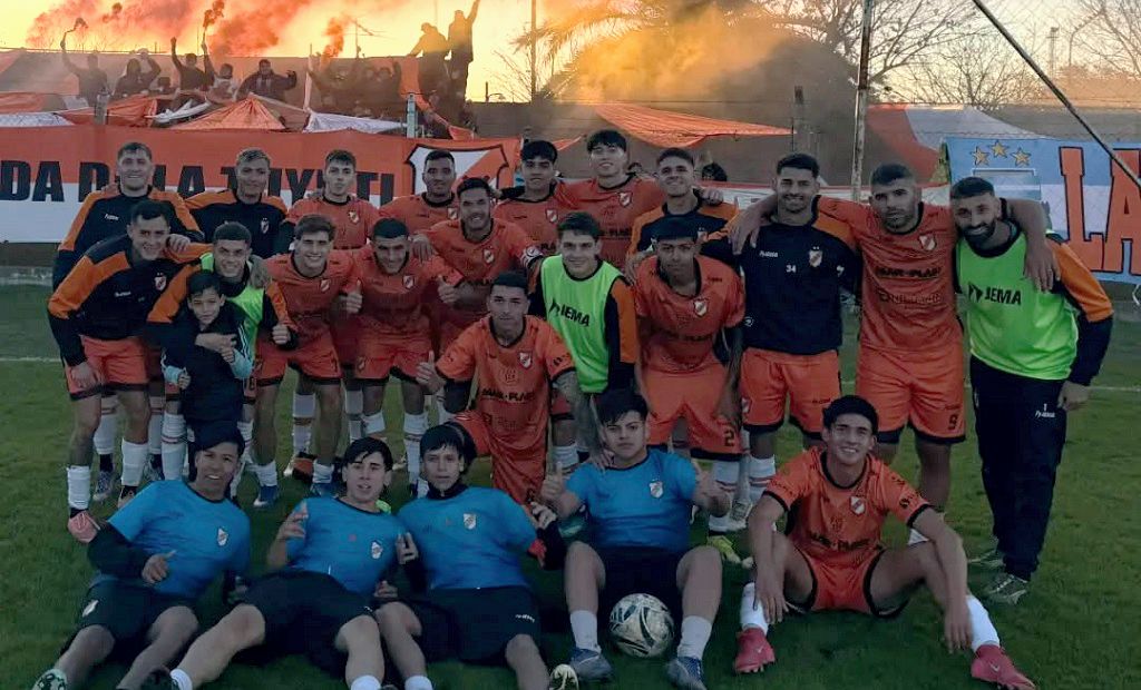 Partido de fútbol de la Primera C entre Lugano y Mercedes