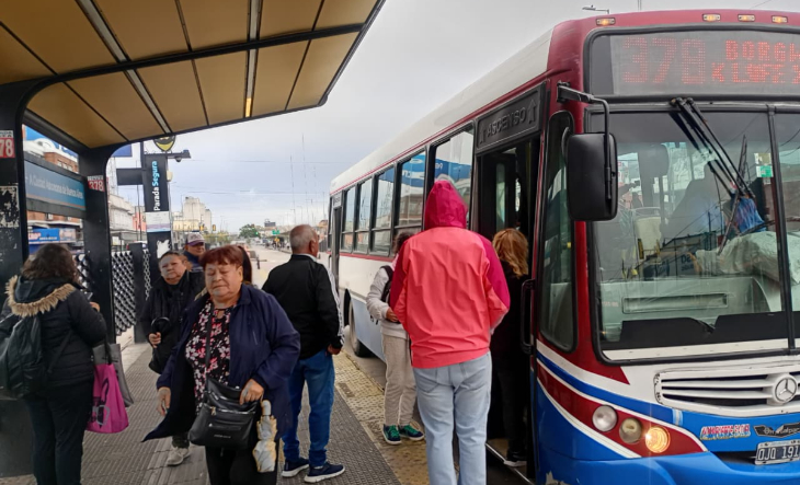 Colectivo de la línea 60 circulando por la avenida Rivadavia en el AMBA
