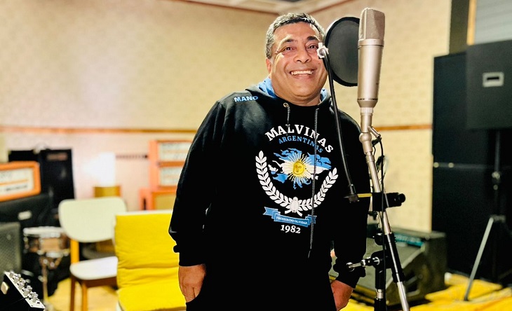 Tapa del álbum Acá estoy de Lito Abregú, con el artista dentro de un tren antiguo