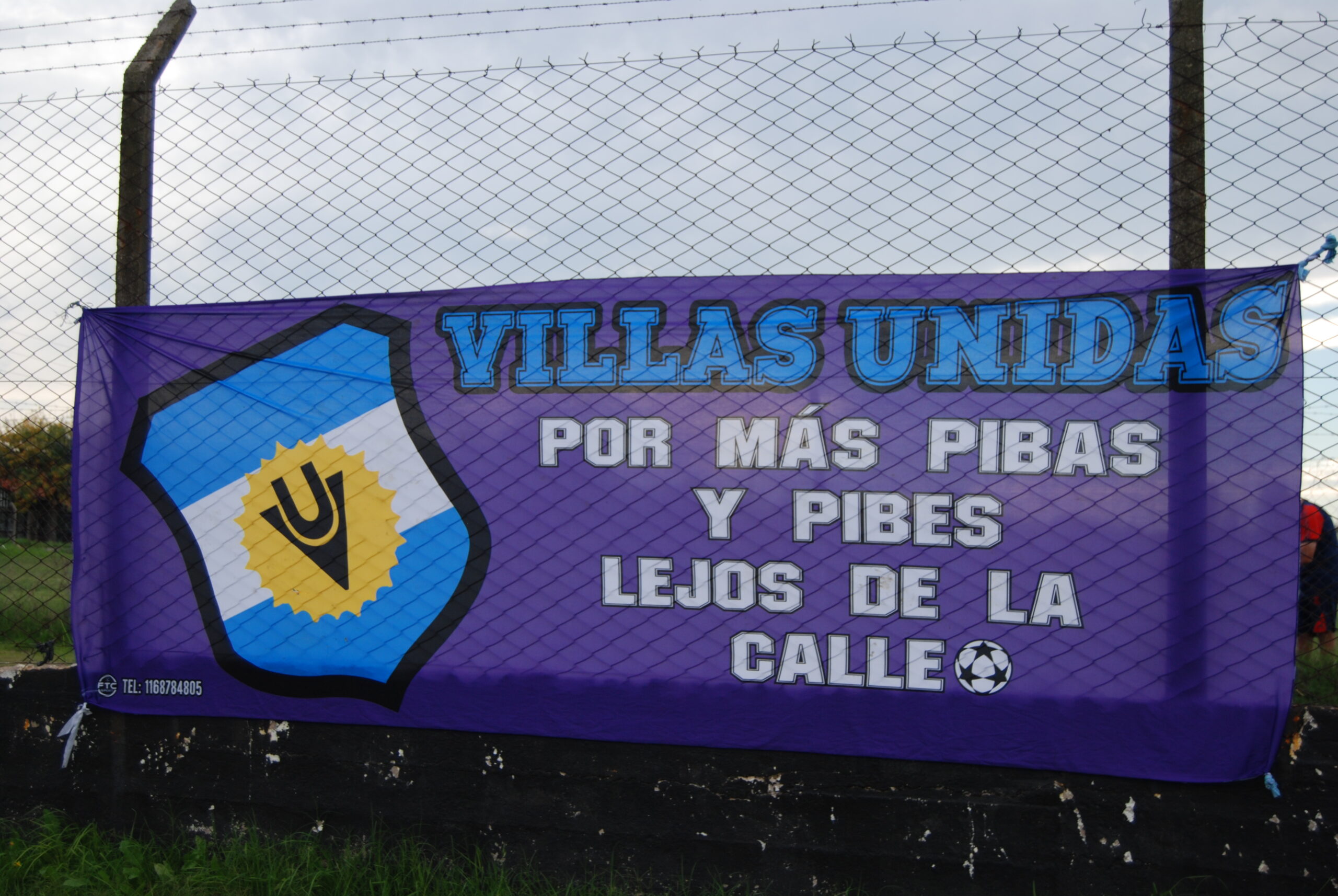 Jugadoras de Villas Unidas posan en una cancha de fútbol
