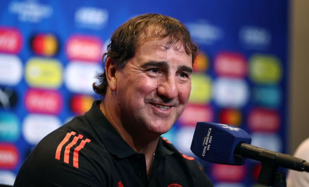 Néstor Lorenzo en el banco de suplentes durante un partido de Colombia