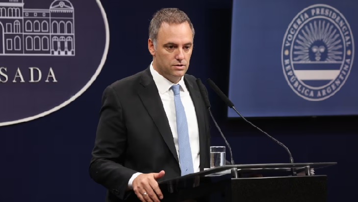 Manuel Adorni en una conferencia de prensa