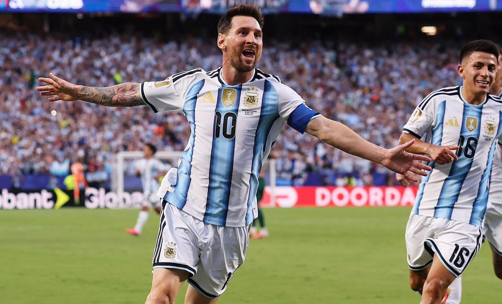 Lionel Messi celebrando un gol con la camiseta argentina