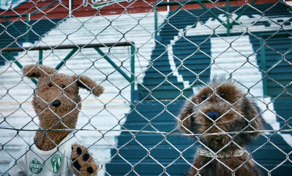 Títeres perrunos Plumis y Pache en el estadio Morumbí de Laferrere