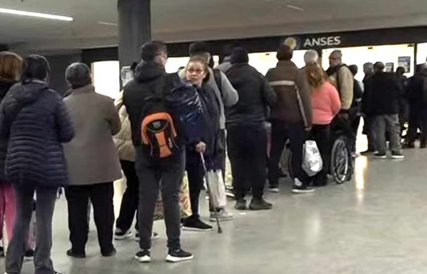Personas haciendo fila en un centro de atención para gestionar la tarjeta SUBE