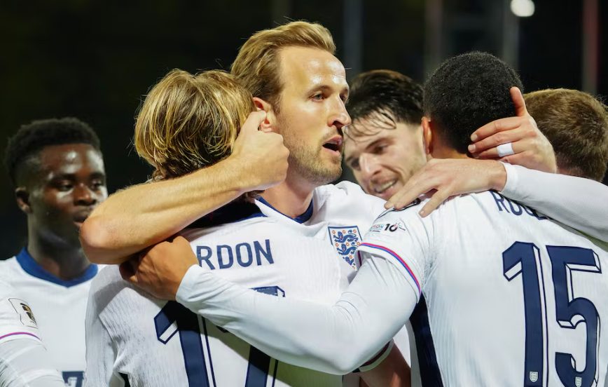 Jugadores de Inglaterra y Croacia en el campo de juego del AT&T Stadium