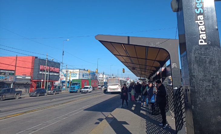 Personas esperando un colectivo en una parada de La Matanza