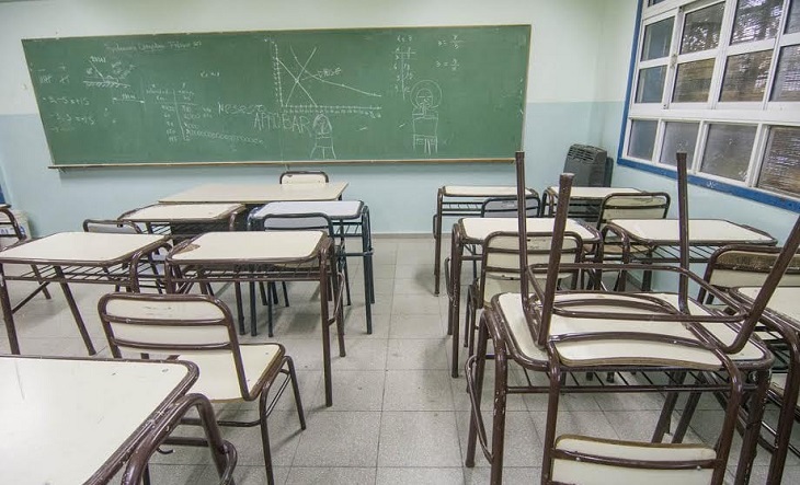 Docentes con carteles en una marcha en La Matanza