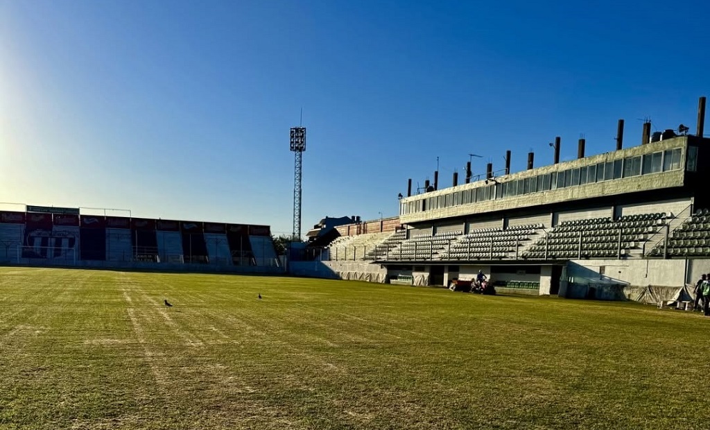 Estadio de Deportivo Laferrere con público en las tribunas
