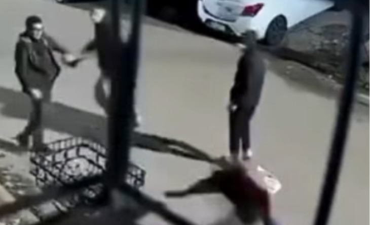 Cámara de seguridad capta el momento del asalto en la vía pública