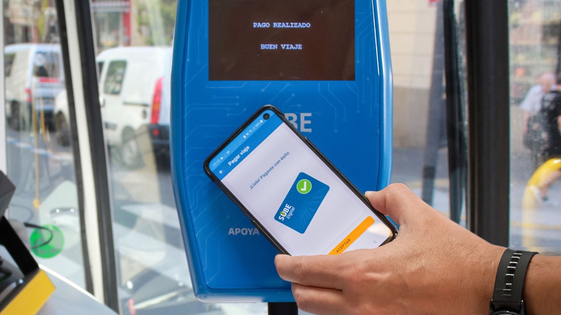 Tarjeta SUBE sobre un mostrador