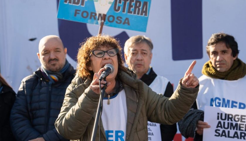 Docentes movilizados frente a la Secretaría de Educación con carteles de reclamo