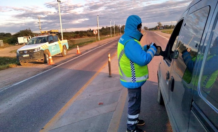 Persona conduciendo un auto con el cinturón de seguridad puesto