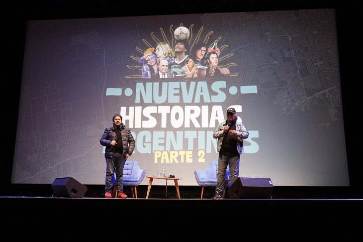 Felipe Pigna y Pedro Saborido en el escenario del Teatro Universidad