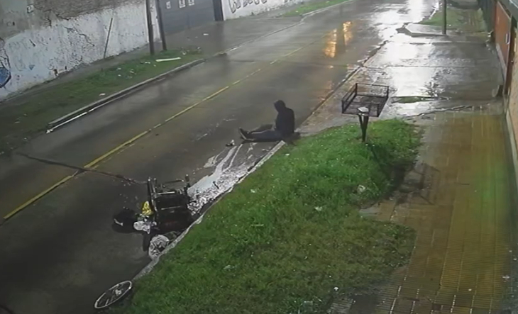 Hombre en silla de ruedas en la calle