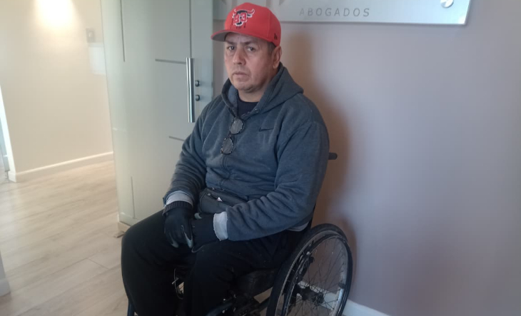 Hombre en silla de ruedas en la calle