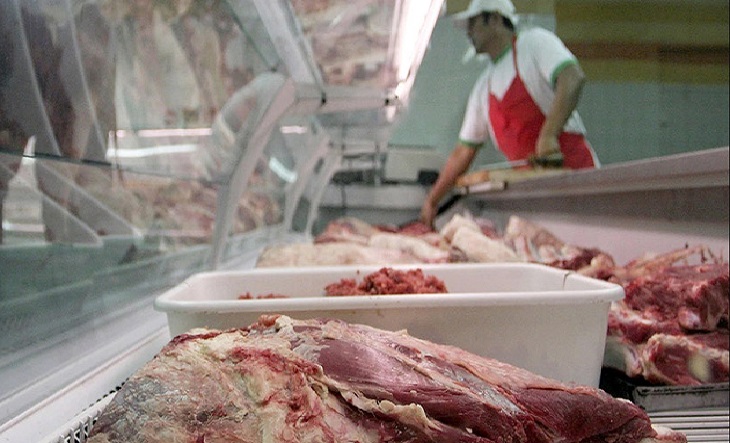 Cortes de carne vacuna en una carnicería