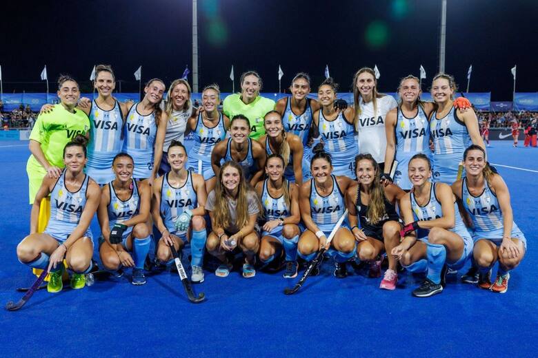 Jugadoras de Las Leonas celebrando un gol en un partido de hockey