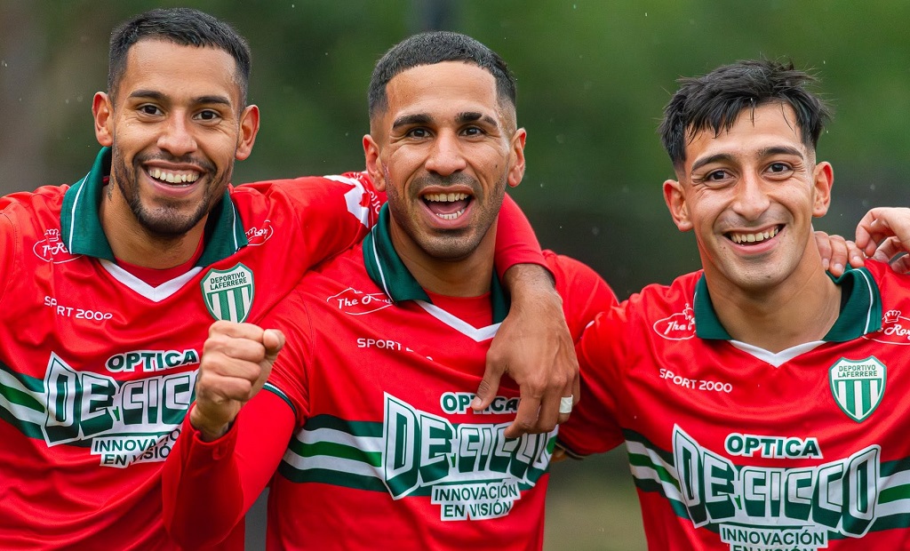 Estadio Ciudad de Laferrere con jugadores en la cancha