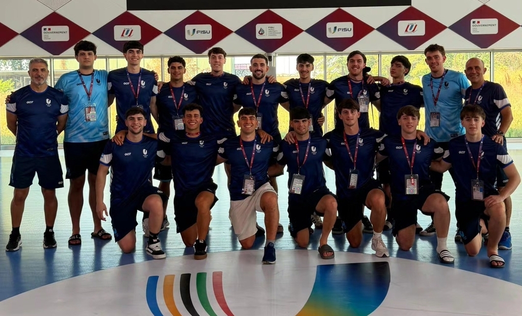 Jugadores de handball argentinos con la camiseta celeste y blanca