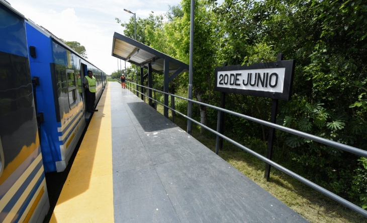 Estación de tren 20 de Junio con cartel del nombre
