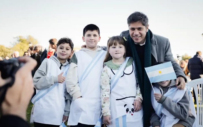 Axel Kicillof en acto de promesa a la bandera en San Jorge, Laprida