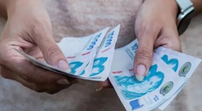 billetes de pesos argentinos sobre una mesa