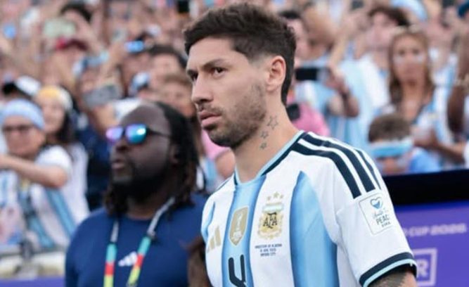 Gonzalo Montiel con la camiseta de la Selección Argentina durante un partido