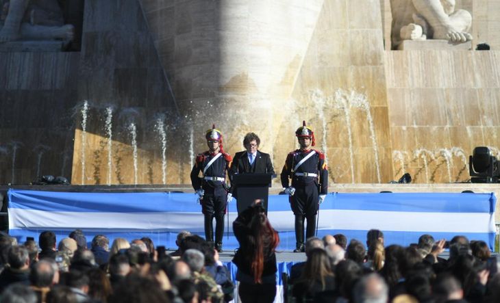 Presidente Javier Milei hablando en el Monumento a la Bandera de Rosario