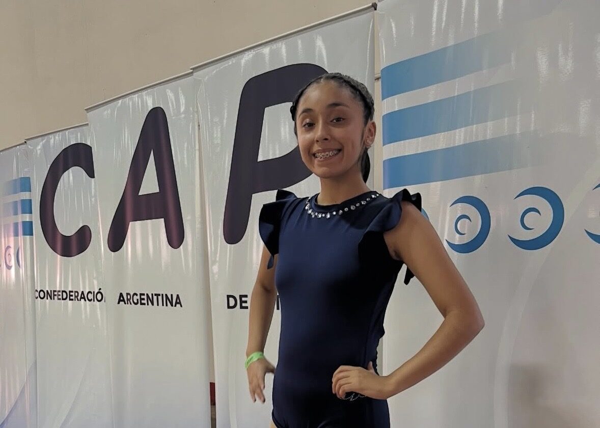 Zoe Villanueva Figueroa patinando en una pista