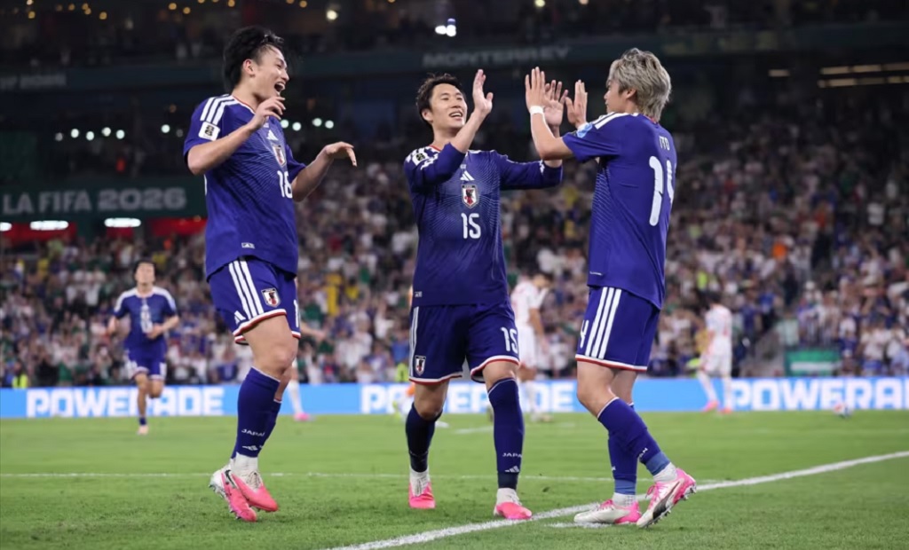 Jugadores de Japón celebran un gol en el partido contra Túnez