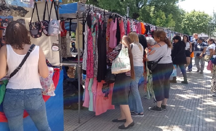 persona contando billetes sobre una mesa