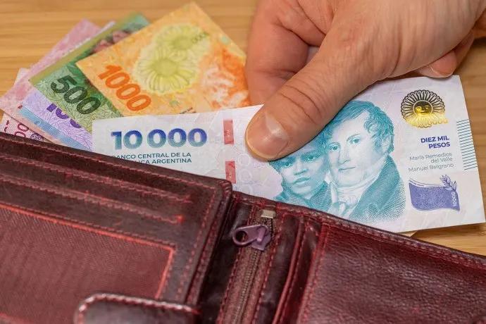 Gráfico de caída del empleo y salario mínimo en Argentina
