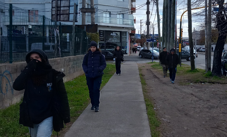 Termómetro marcando temperatura baja en un día nublado